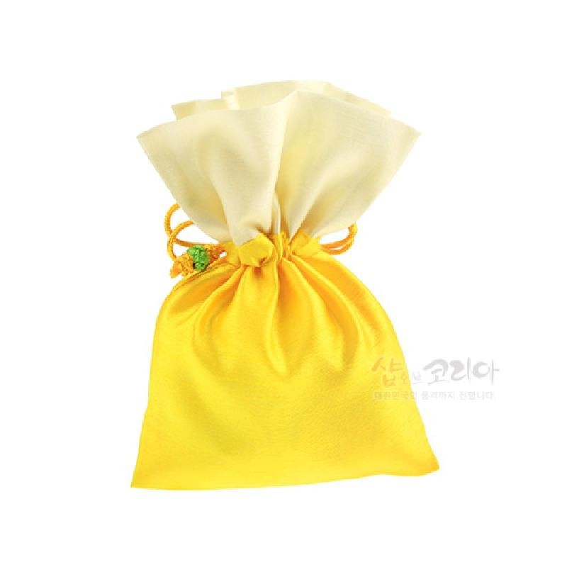 노랑과 아이보리색 천으로 만든 전통 매듭주머니로, 끈에 작은 장식 매듭이 달린 단색 패브릭 소재 상품