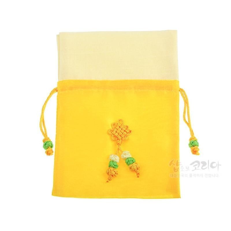 노란 비단 재질의 전통 매듭주머니로, 중앙에 복을 상징하는 황색 매듭과 녹색·백색 구슬 장식이 더해진 조합색 디자인이다.