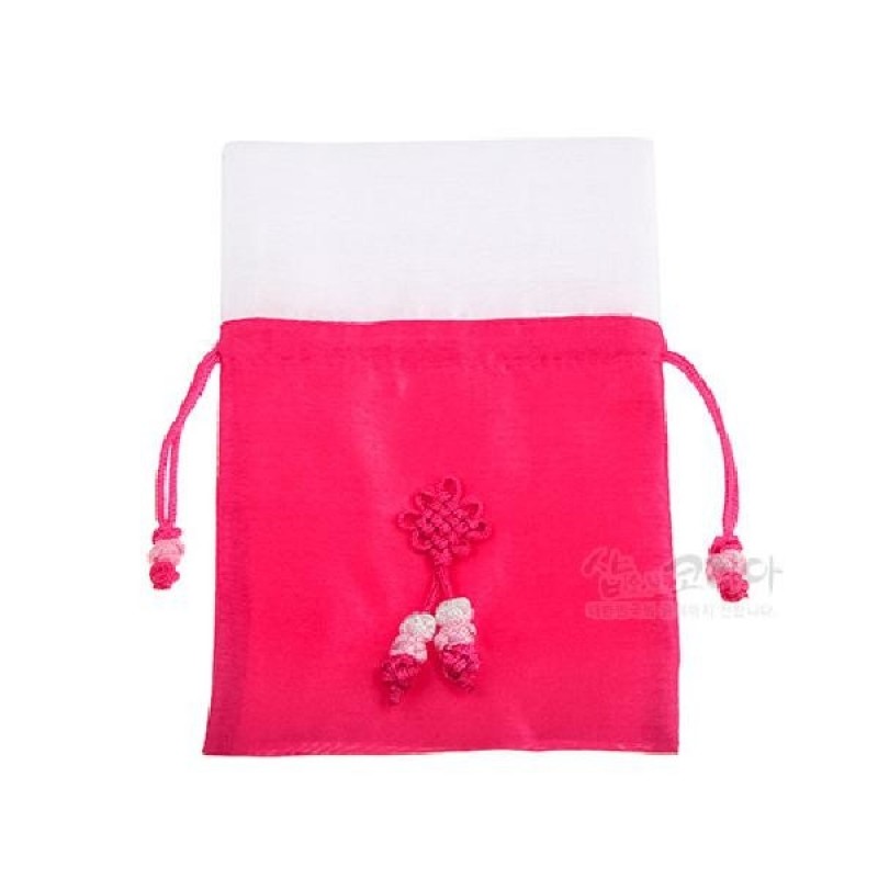 진분홍과 흰색 배색의 전통 매듭주머니로, 매끈한 직물에 꽃 모양 매듭과 술 장식, 끈 조임 방식이 특징이다.