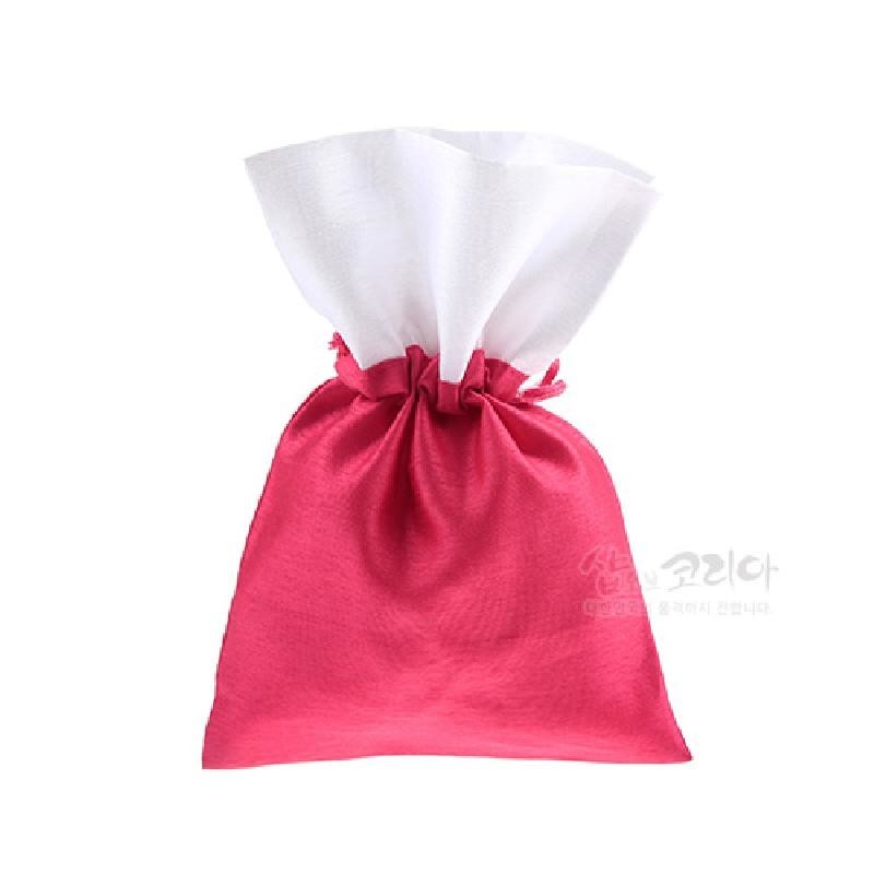 진분홍과 흰색 천을 사용해 매듭 기법으로 여며 만든 단색 전통 주머니, 심플한 직사각 형태.