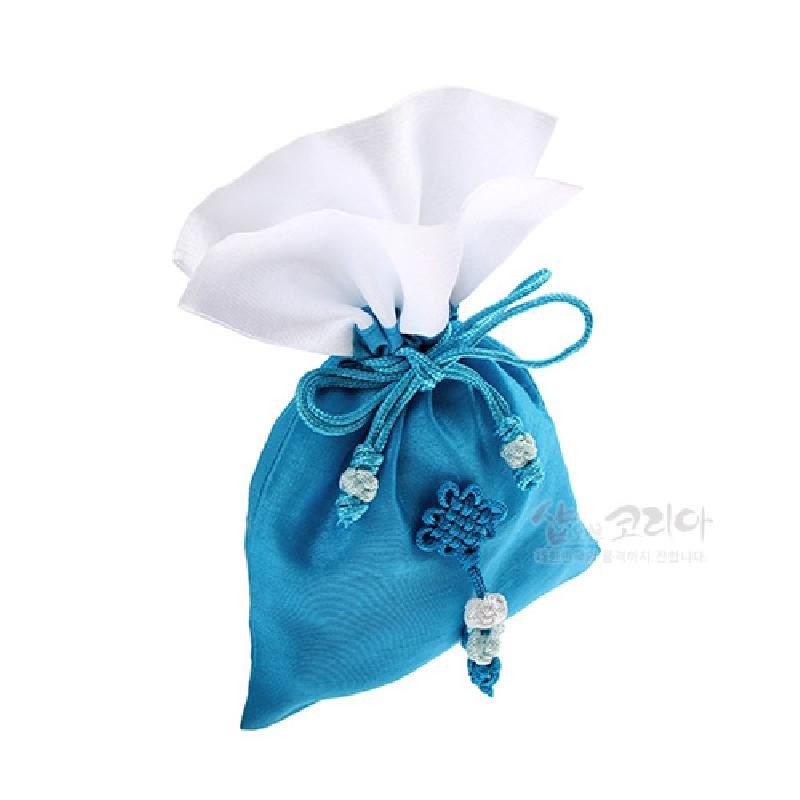청색과 흰색 비단 소재, 조임 끈에 장식 매듭과 구슬 장식을 더한 전통 매듭주머니.