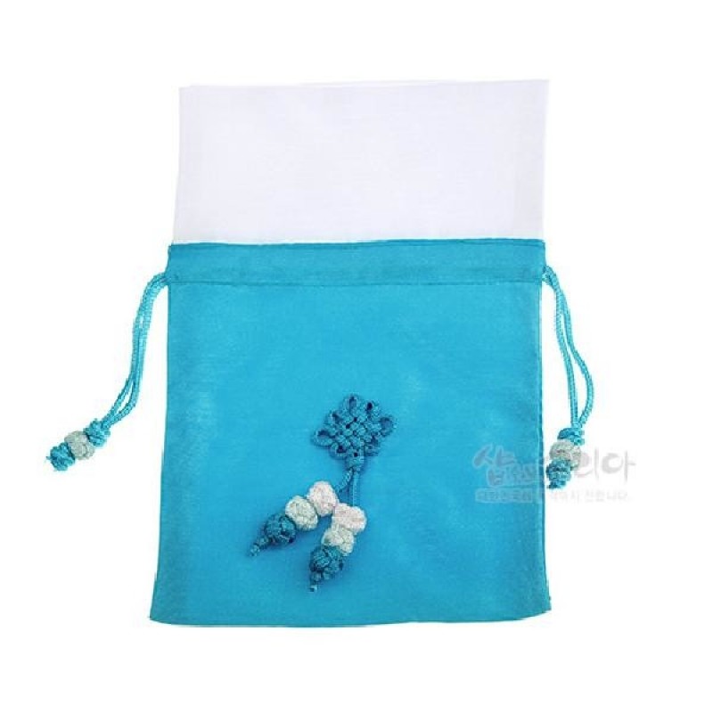 청색 비단 재질에 흰색 상단 배색과 매듭 장식, 조개 모양 매듭매듭 맺음이 특징인 전통 매듭주머니.