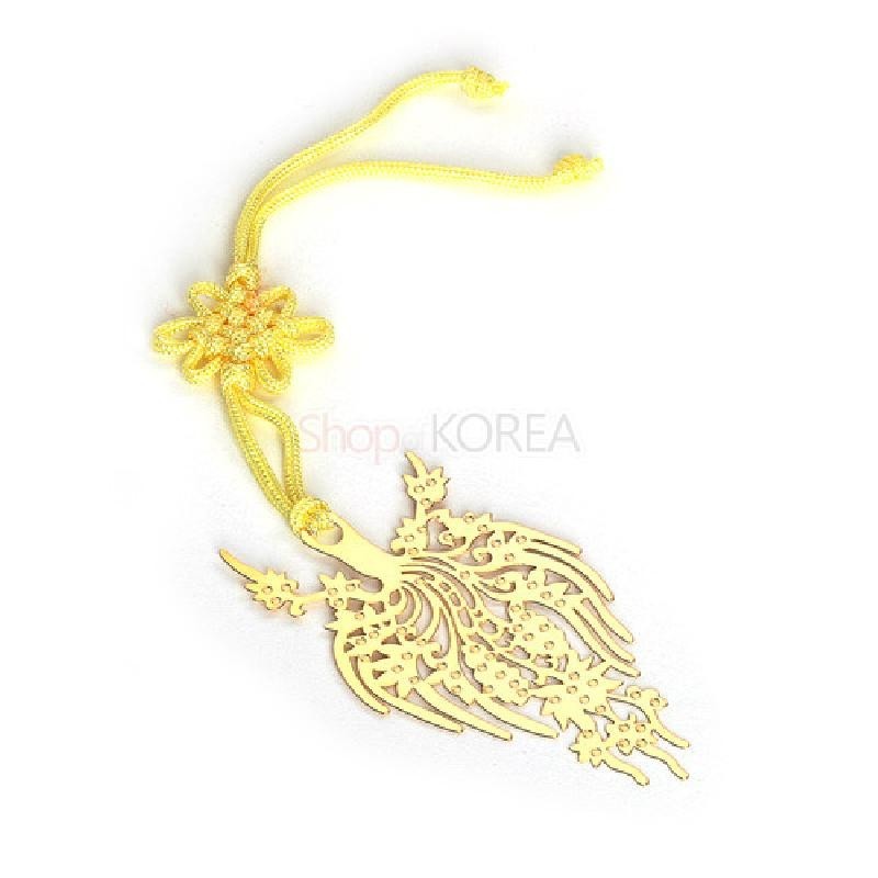 금속 재질의 금장 왕관 장식과 섬세한 투각 기법, 노랑 전통 매듭 끈이 조화된 책갈피.