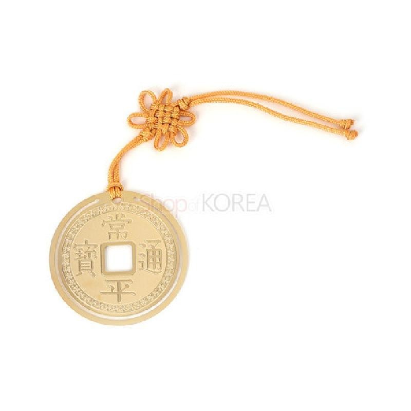 금장 금속 동전 모양에 상평통보 문자 음각과 황금색 전통 매듭끈 장식이 특징인 책갈피. 금장 금속 동전 모양에 상평통보 문자 음각과 황금색 전통 매듭끈 장식이 특징인 책갈피.