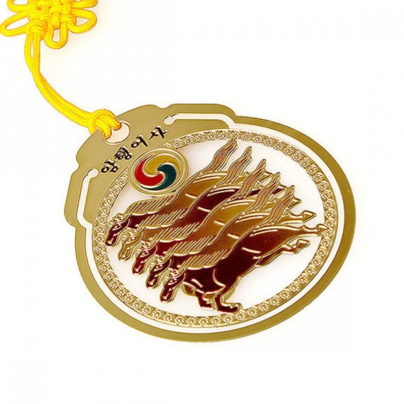 금속 재질에 금장 처리된 원형 마패 디자인, 다섯 마리 말 문양과 태극 문양, 노란색 끈 매듭 장식의 책갈피.