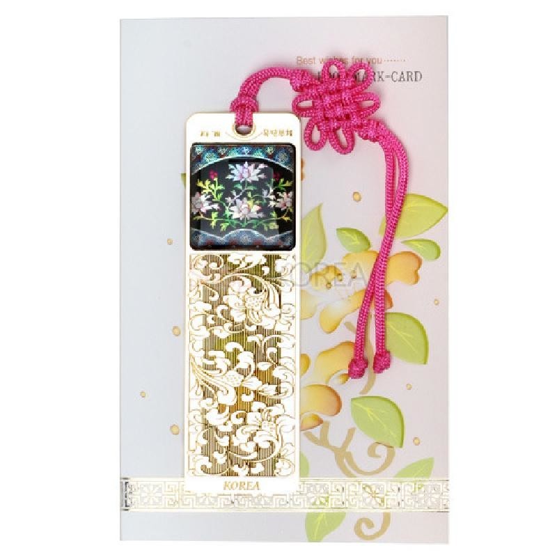 자개로 연꽃과 파도 문양을 상감한 상단 장식과 금속 목단 문양 투각, 분홍 전통 매듭 끈 장식의 책갈피.