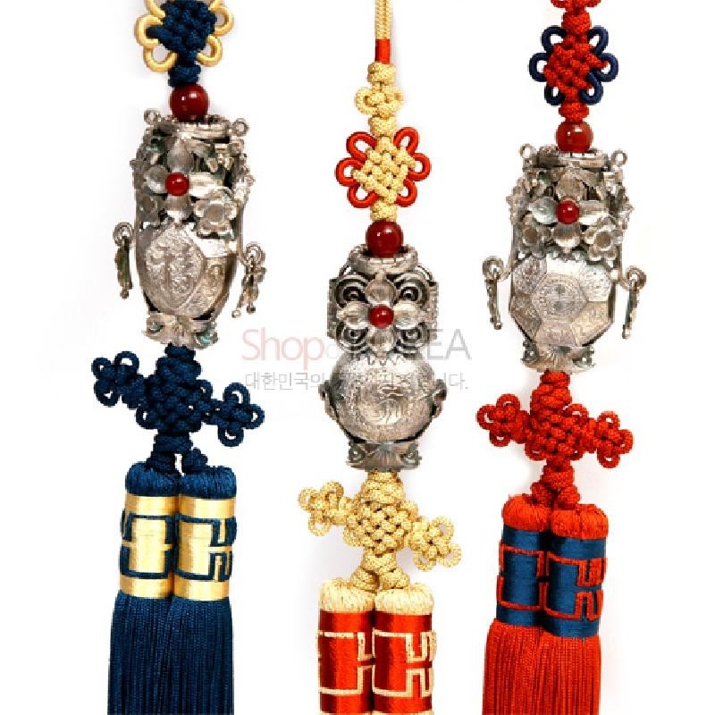 은색 금속 투호 장식에 꽃·길상 문양을 새기고, 청·황·홍색 매듭과 술로 장식한 전통 노리개 세트
