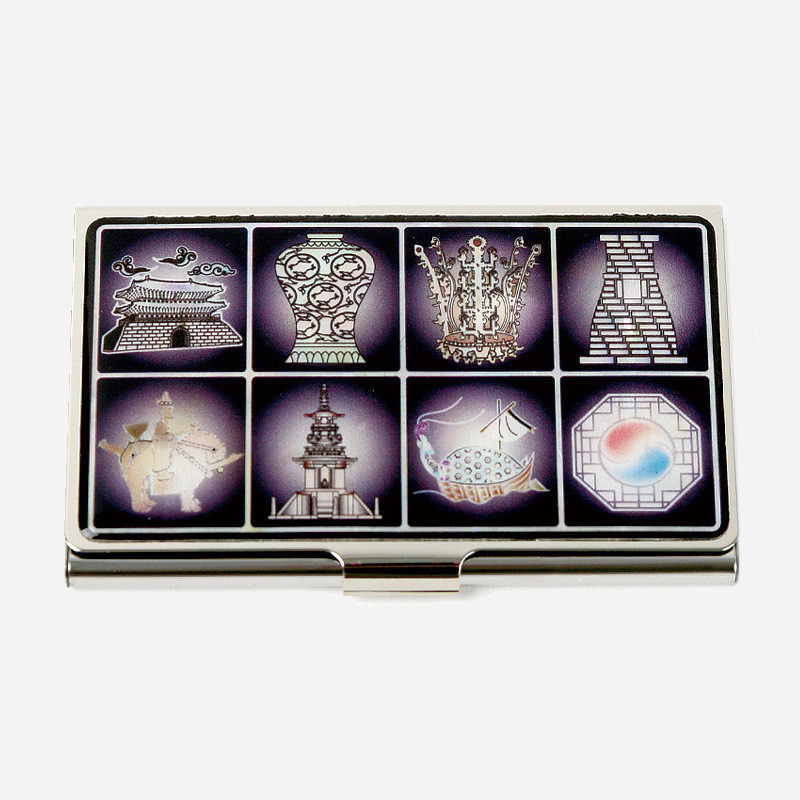 금속 재질 명함집에 보라색 그라데이션 배경 위로 국보 유물 문양을 은은한 선각과 채색으로 배열한 디자인