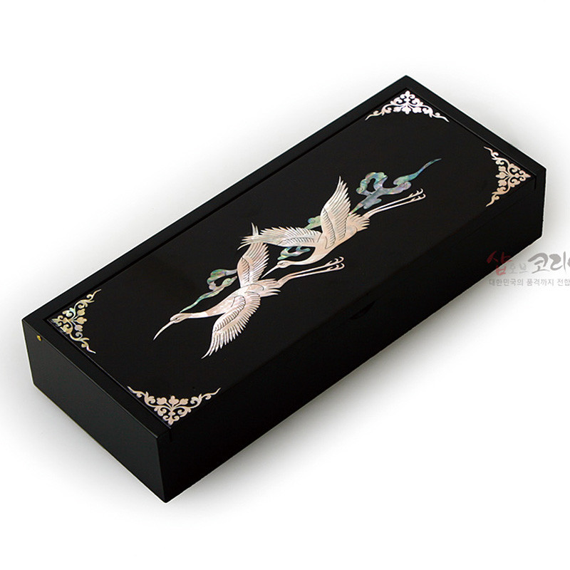 검은 옻칠 나무 위에 자개 상감 기법으로 운학 문양을 넣고, 가장자리에 은은한 금색 장식을 더한 필함