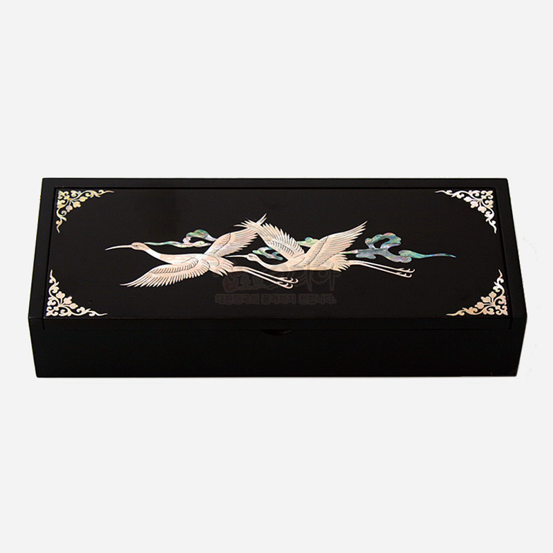 검은 옻칠 목재 위에 자개 상감 기법으로 운학 문양을 넣은 필함, 모서리에 백색 장식 문양이 배치된 디자인