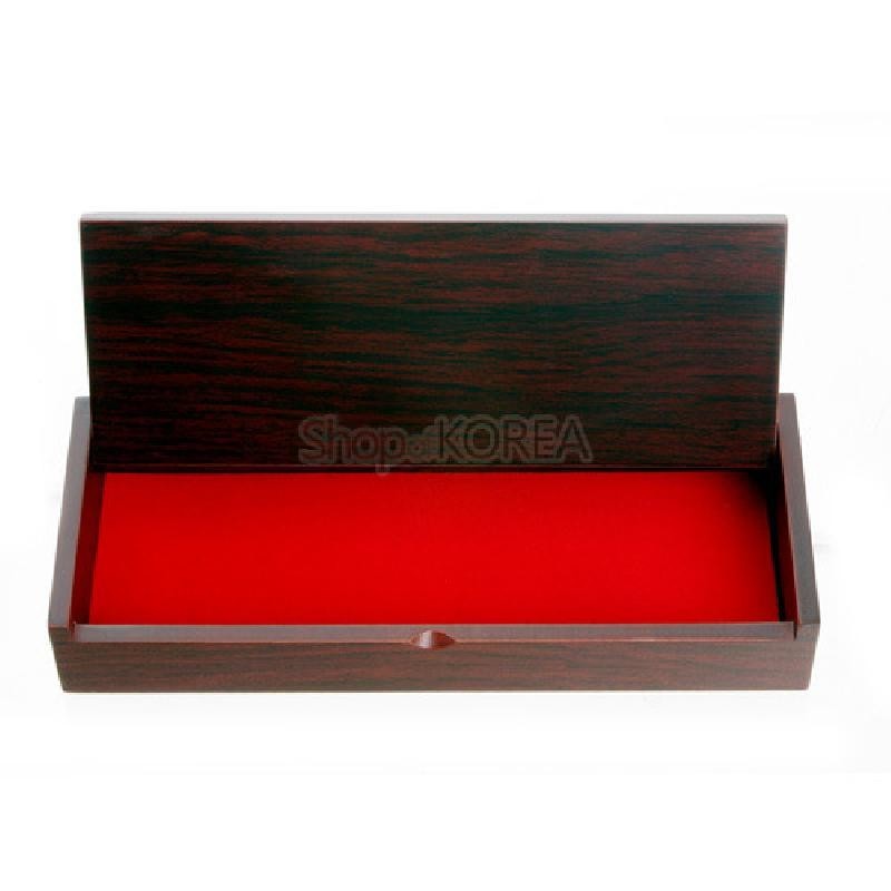 짙은 갈색 결무늬 나무 재질의 직사각 자동필함으로, 내부는 선명한 붉은색 천으로 마감된 단순한 디자인이다.