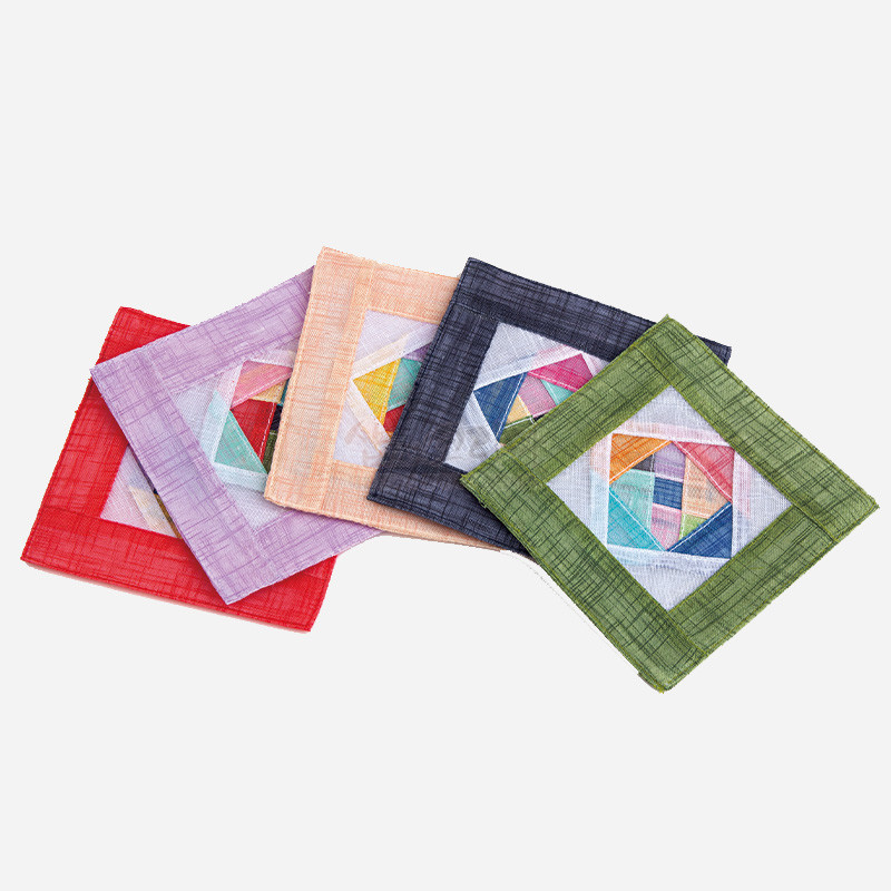 모시 소재로 제작된 사각 컵받침, 중앙에 다채로운 색상의 조각보 패치워크 문양이 돋보이는 구조.