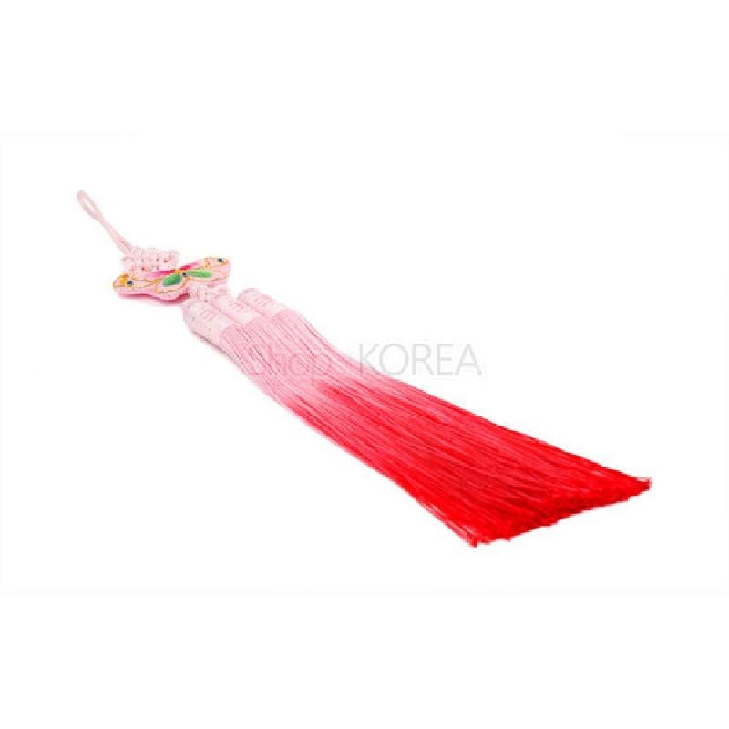 분홍색 끈으로 매듭을 짠 나비 장식에 연분홍에서 진홍으로 그라데이션된 삼가닥 술이 달린 전통 노리개