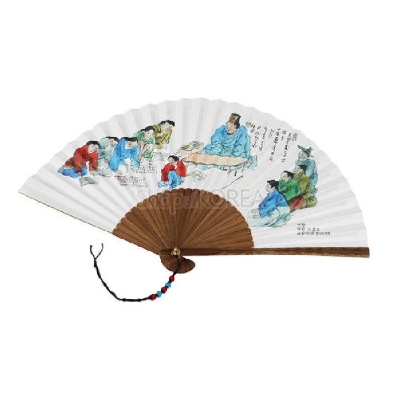 대나무 살과 흰 종이 위에 김홍도 서당 장면을 채색한 접선, 삼색 구슬 매듭 장식의 부채.