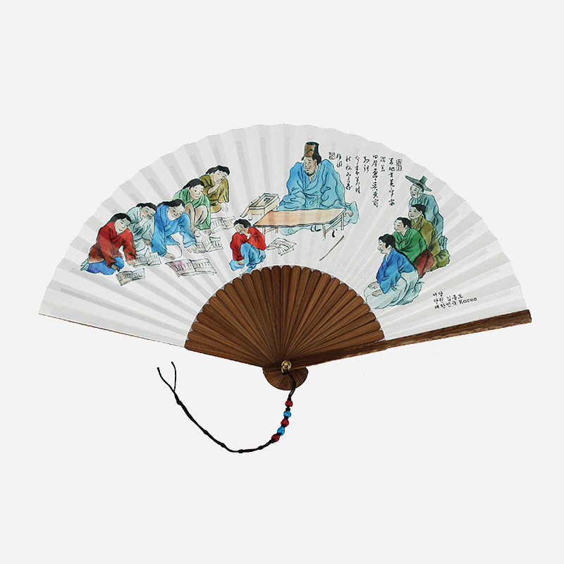 나무 살과 흰 종이 위에 김홍도 서당 장면을 채색한 접선, 끝에 다채로운 구슬 매듭 장식의 부채.