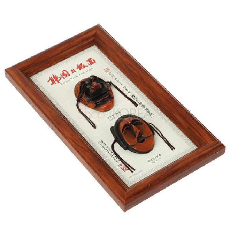 갈색 원목 프레임에 하회탈 2형을 흑갈색 조각으로 배치한 세로형 액자.