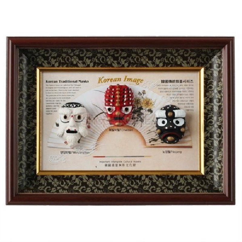 금색 테두리와 흑갈색 목재 프레임, 꽃무늬 배경에 봉산탈 3형 부조 장식 액자.