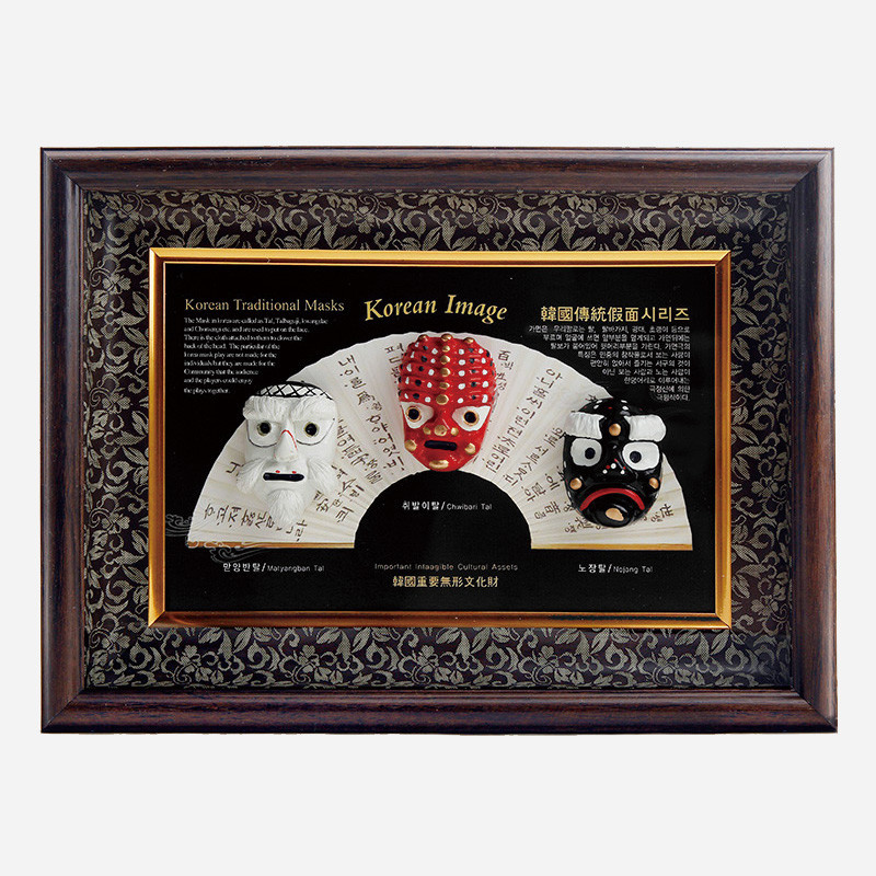 금색 테두리와 흑갈색 프레임, 전통문양 배경 위 봉산탈 3형을 담은 액자 장식품.