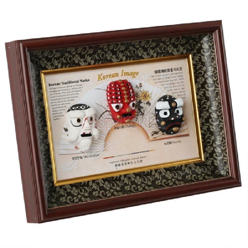 갈색 목재 프레임에 금색 테두리, 적·흑·백 봉산탈 3형과 회색 전통문양 배경의 액자.
