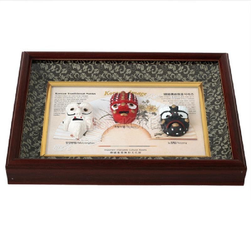 짙은 갈색 목재 프레임과 회흑색 문양 배경 위 봉산탈 3형 부조 장식 액자.