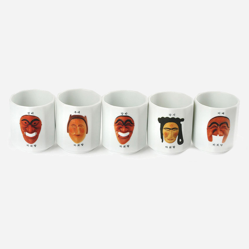 백색 도자 재질 위에 오렌지·갈색 계열 하회탈 인물 문양을 인쇄한 5종 소주잔 세트.