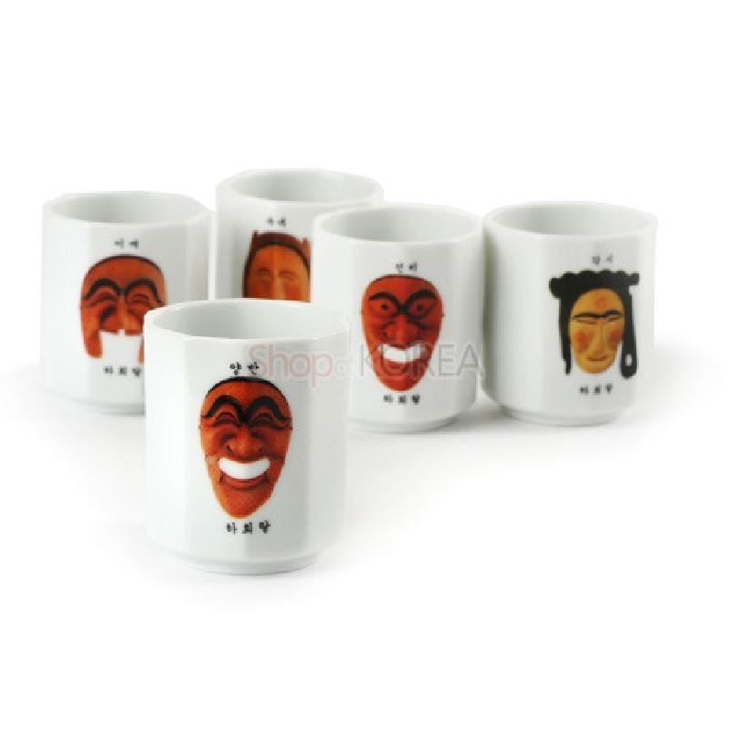 백색 도자 재질에 붉은 갈색 계열 하회탈 인물문양을 전면에 인쇄한 원통형 소주잔 5종 세트.