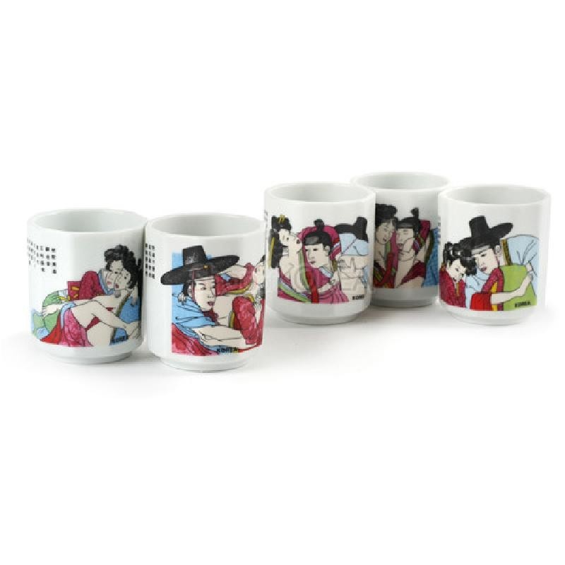 백색 도자 재질에 채색 인쇄로 표현한 한국 야사풍 인물 장면과 한글 글귀 문양이 특징인 소주잔 세트.