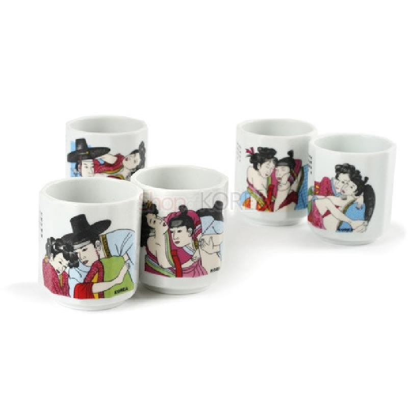 백자 재질의 소주잔에 다채로운 색감으로 표현된 한국 고전풍 인물화 문양이 둘러진 5종 세트.