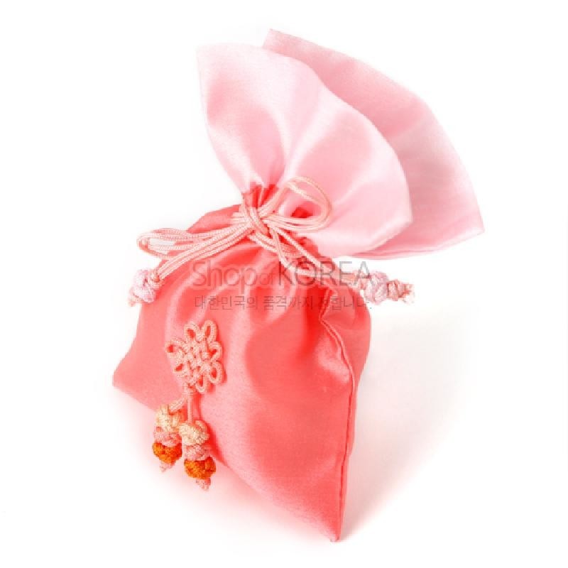 담주색과 연분홍 비단 소재, 전면 전통 매듭 장식과 매듭 술 장식이 조화된 복주머니형 주머니.