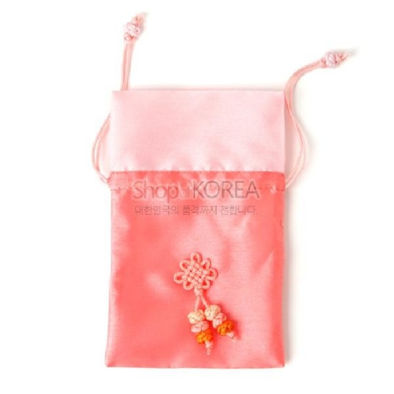 분홍과 담주색 배색의 비단 소재, 전면에 꽃 매듭 장식과 끈 매듭 여밈이 있는 전통 주머니.