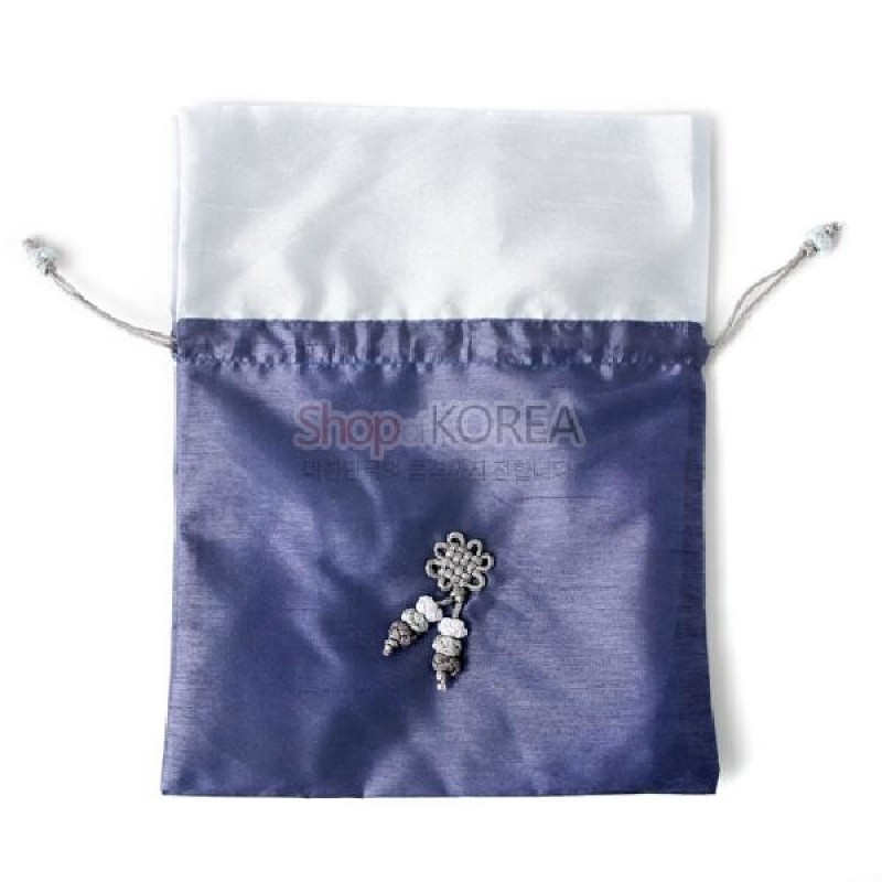 흰색과 남색 실크 배색이 특징이며 중앙에 매화매듭과 구슬 장식을 더한 전통 매듭주머니.