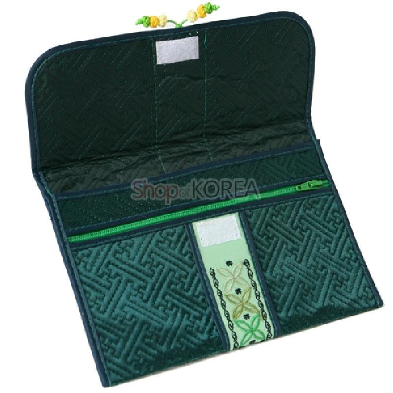 진녹색 비단 누비 바탕에 기하학 문양과 꽃자수 띠 장식, 지퍼 포켓이 있는 전통 지갑.