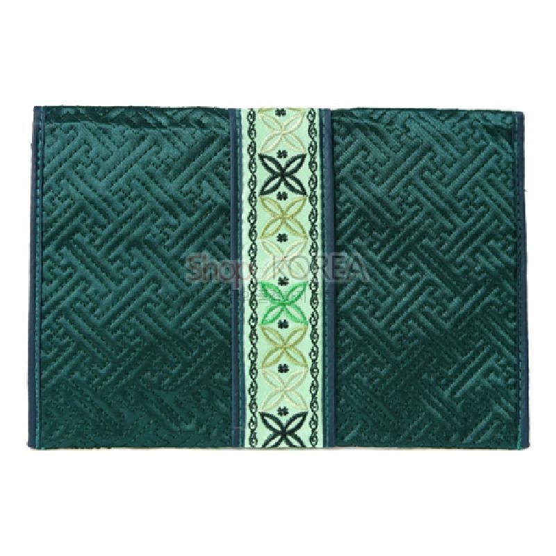 진녹색 누비 비단 바탕에 전통 기하학 문양과 연두색 꽃자수 띠 장식이 돋보이는 지갑.