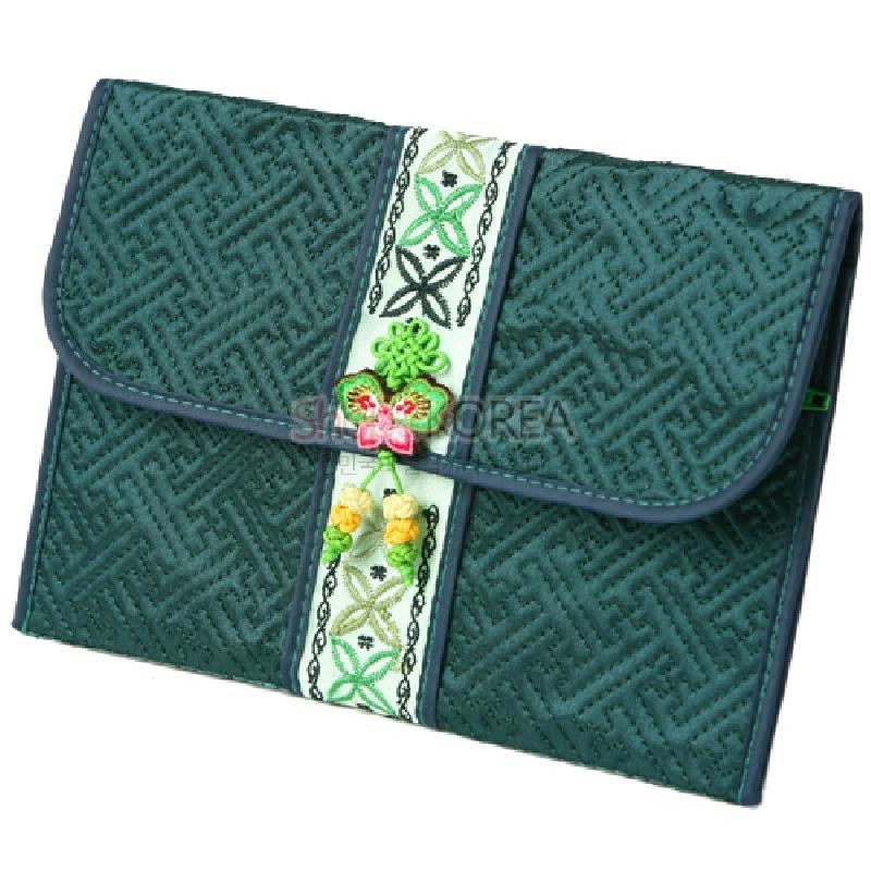 진녹색 누비 비단에 전통 기하문 누비무늬와 꽃·나비 자수, 색실 매듭 장식이 어우러진 띠지갑.
