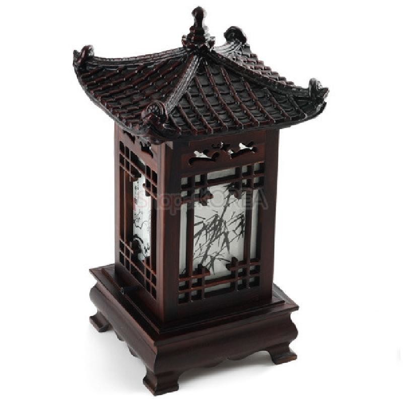 짙은 갈색 목재로 제작된 기와 지붕 좌등, 반투명 한지 창과 흑백 대나무 문양이 조화를 이루는 전통 누각 형식 조명.