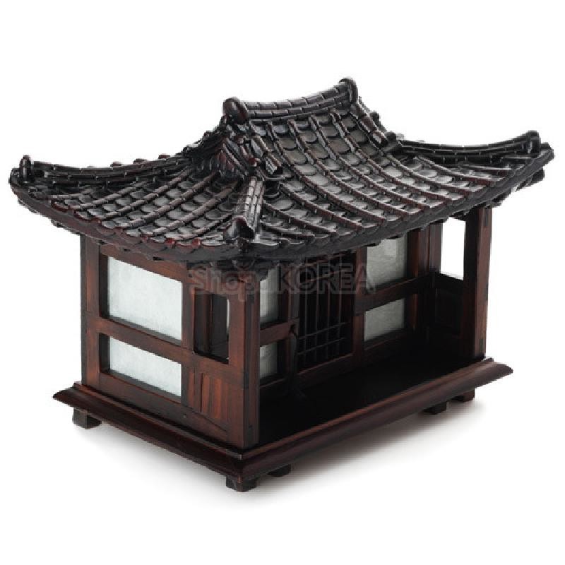 짙은 갈색 목재와 기와 지붕 형상, 반투명 백색 창호지 조합이 특징인 전통 한옥 형태 스탠드 조명.
