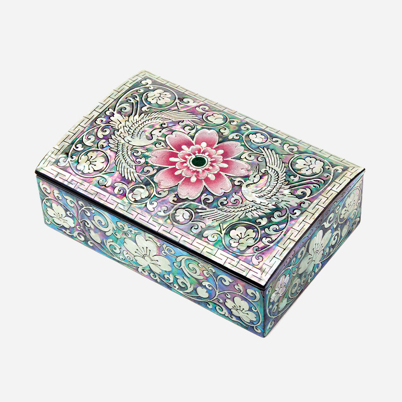 흑색 옻칠 바탕에 자개 상감 기법으로 당초문과 쌍학, 연분홍 꽃문양을 화려하게 장식한 명함함.