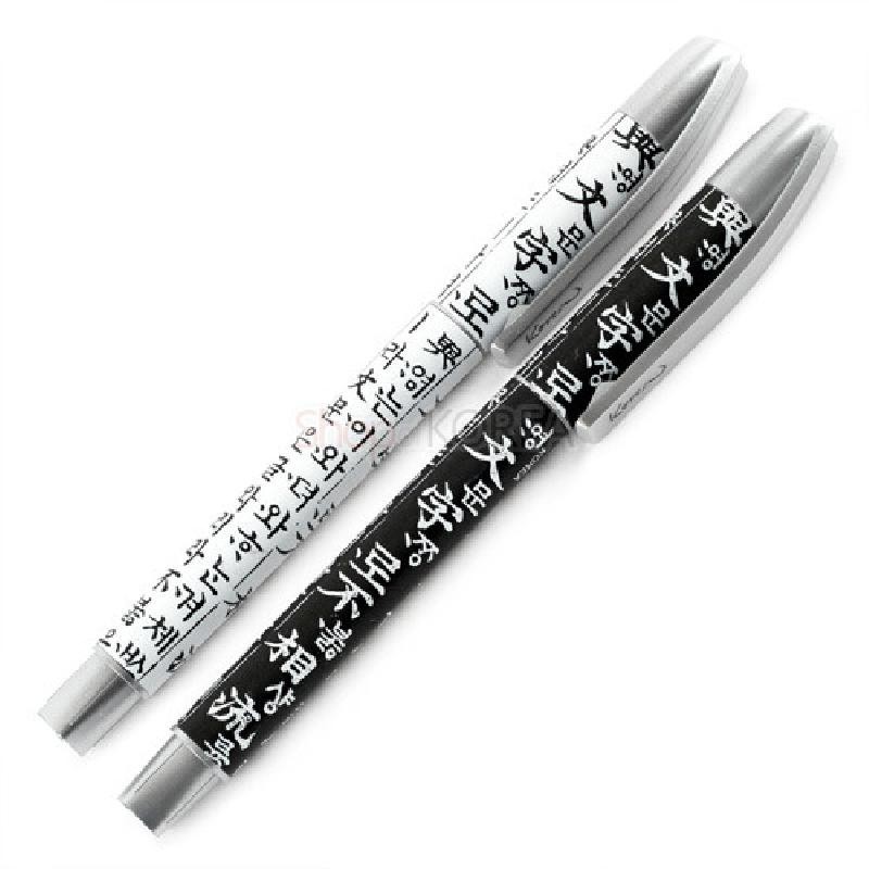 금속과 플라스틱 재질의 볼펜 두 자루에 훈민정음 서체 무늬를 흑백 대비 색상으로 인쇄한 디자인