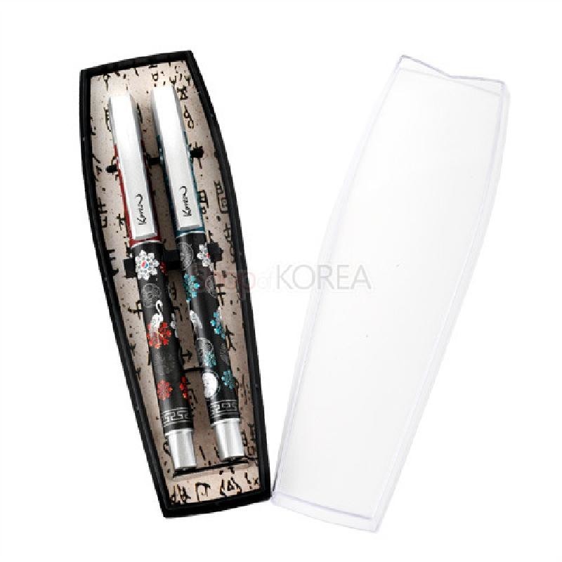 흑색 바탕에 쌍학과 꽃문양을 그린 금속 재질 볼펜 2종과 전통 문자 패턴 내피를 가진 케이스 세트.