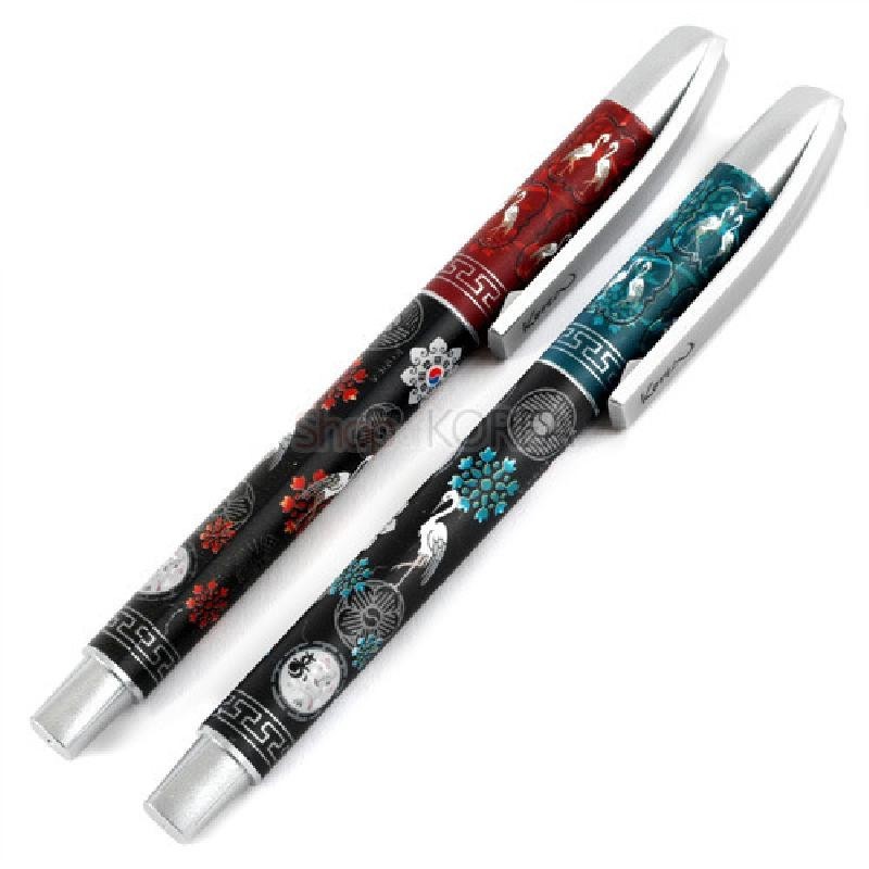 자개 상감 기법으로 쌍학과 전통 문양을 넣은 금속 볼펜, 흑색 바탕에 적·청색 꽃무늬가 돋보이는 디자인.