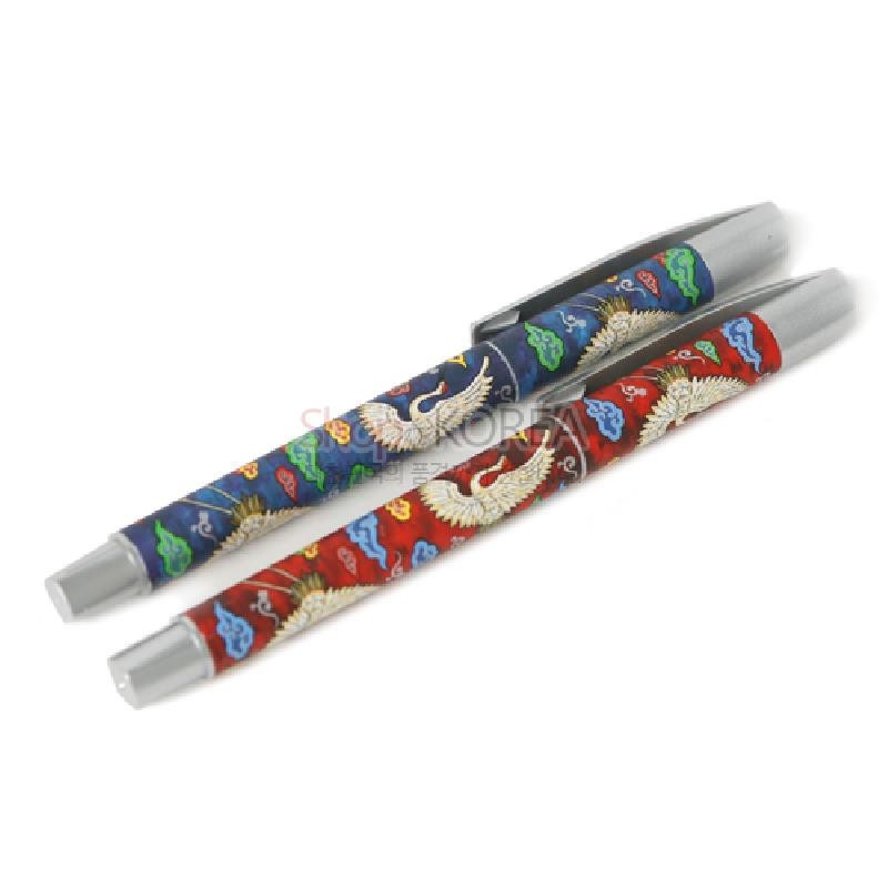 청색·적색 배경 위에 운학 문양을 화려한 채색으로 표현한 금속 볼펜 2종 세트.