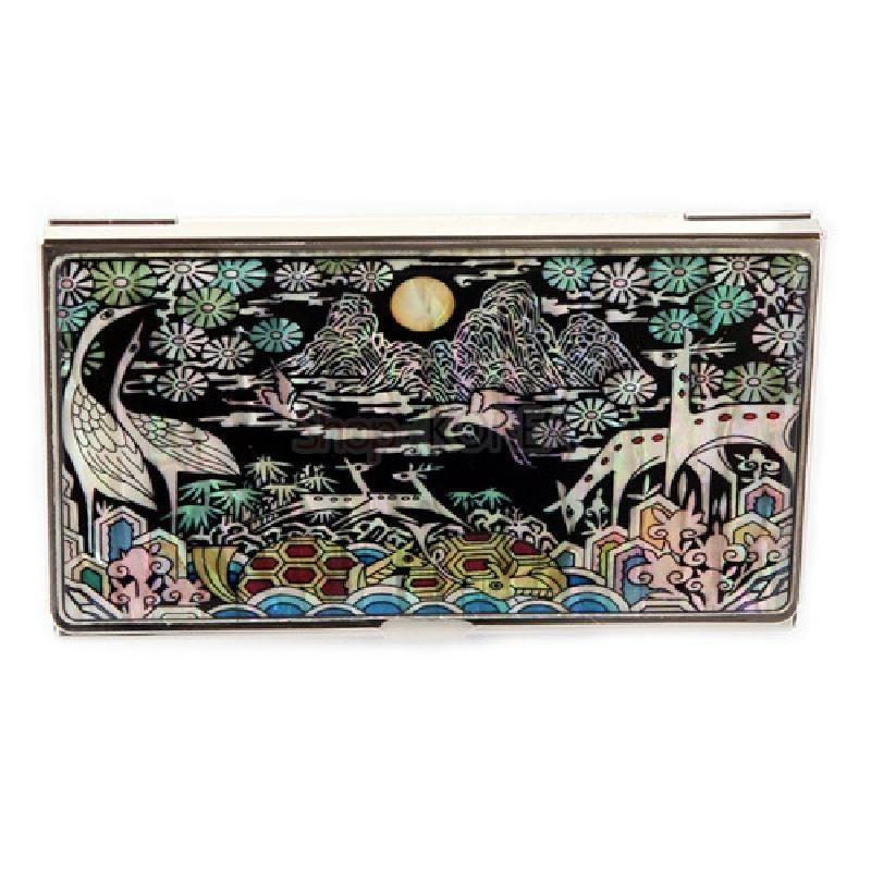 십장생꽃무늬 나전칠기 명함집 정면, 검은 바탕에 오색 자개의 십장생과 국화 문양