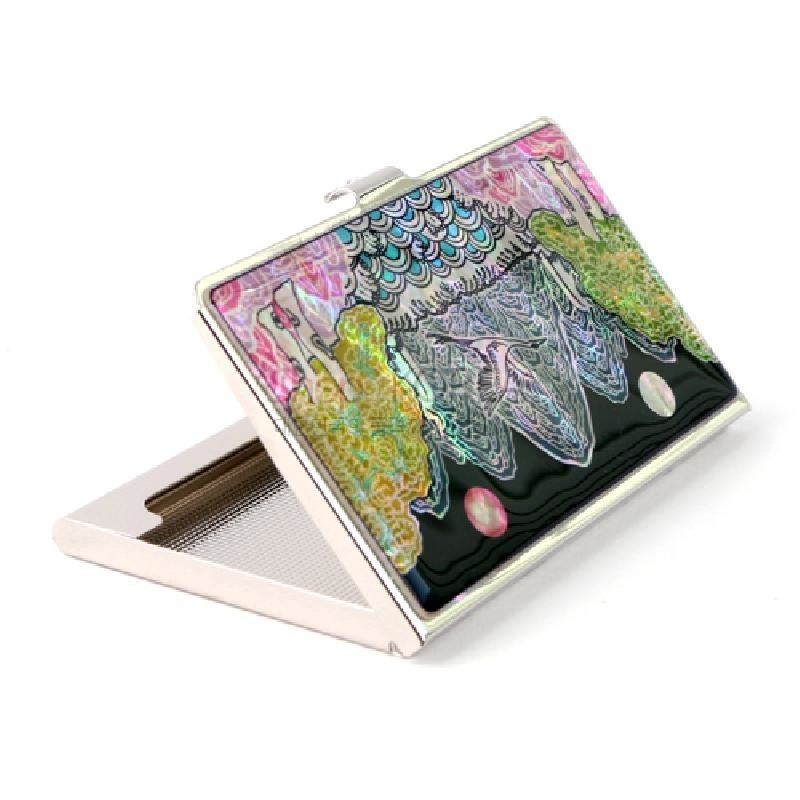 자개 상감 기법으로 장생일월과 학 문양을 표현한 금속 테두리의 흑색 바탕 명함집.