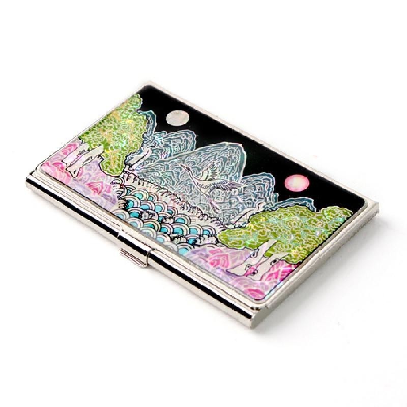 자개 상감 기법으로 산수와 일월오봉도, 학 문양을 표현한 금속 명함집.