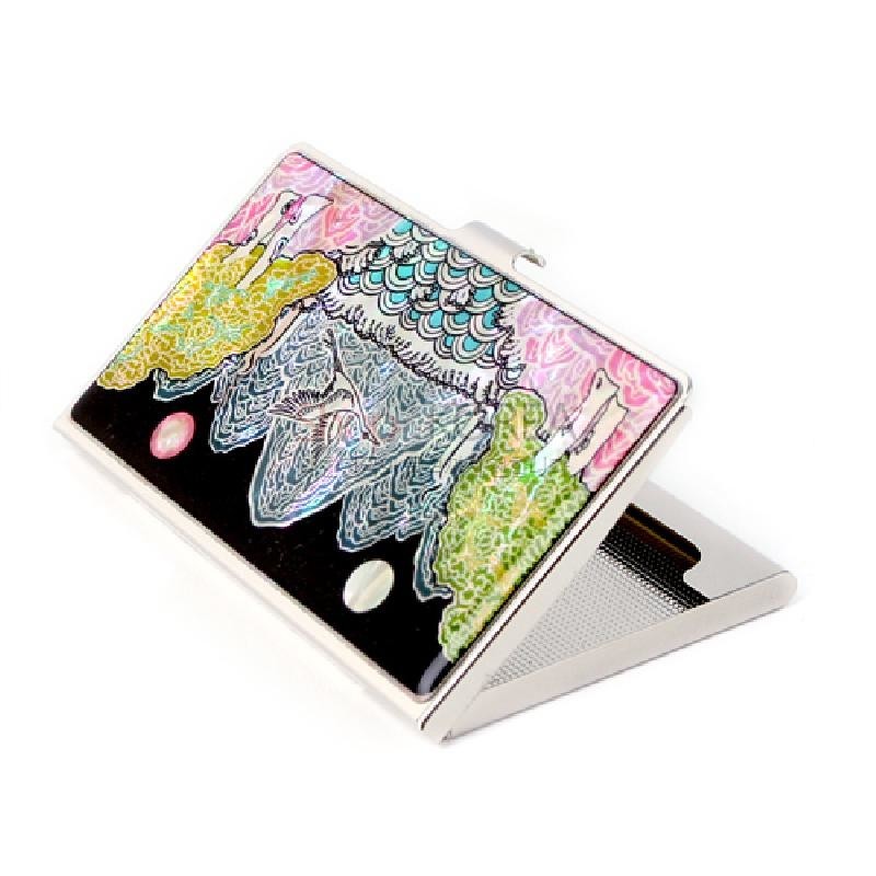 자개 상감과 옻칠 기법으로 표현한 일월오봉도와 학 문양, 다채로운 색감이 돋보이는 금속 명함집.