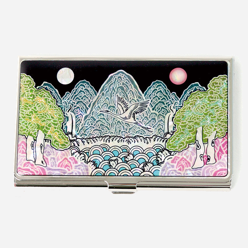 자개 상감 기법으로 산수와 학, 해와 달, 파도 무늬를 표현한 금속 명함집.
