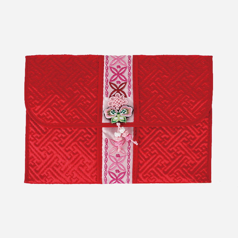 붉은 비단에 전통 누비 기법으로 문양을 넣고, 중앙에 분홍 수자수 띠와 나비 자수 장식을 더한 전통 지갑