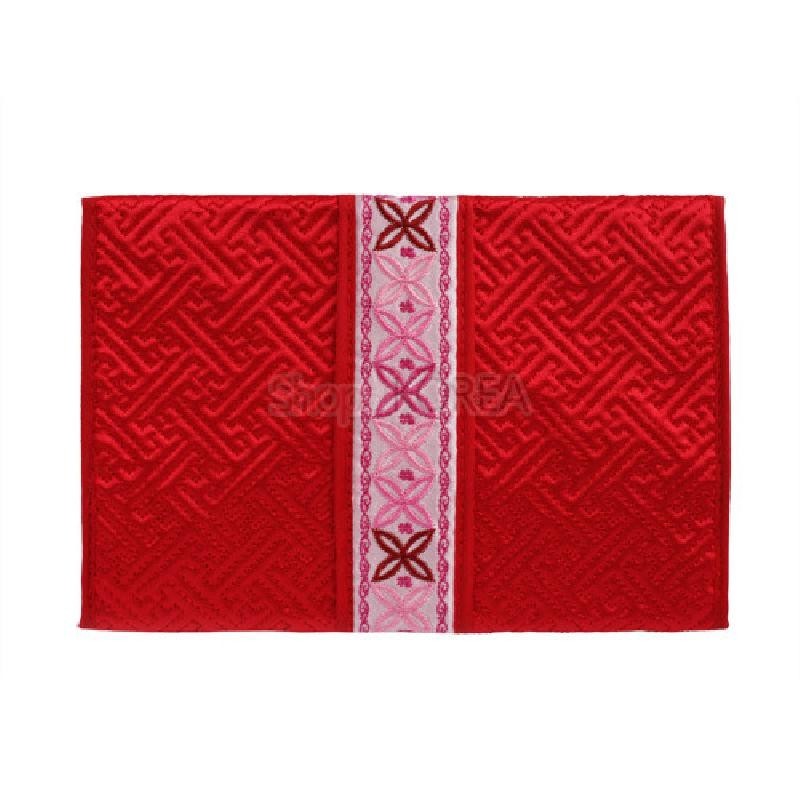 붉은색 누비 원단에 전통 기하문을 넣고, 중앙에 분홍·흰색 자수 띠와 꽃문양을 더한 직사각 지갑