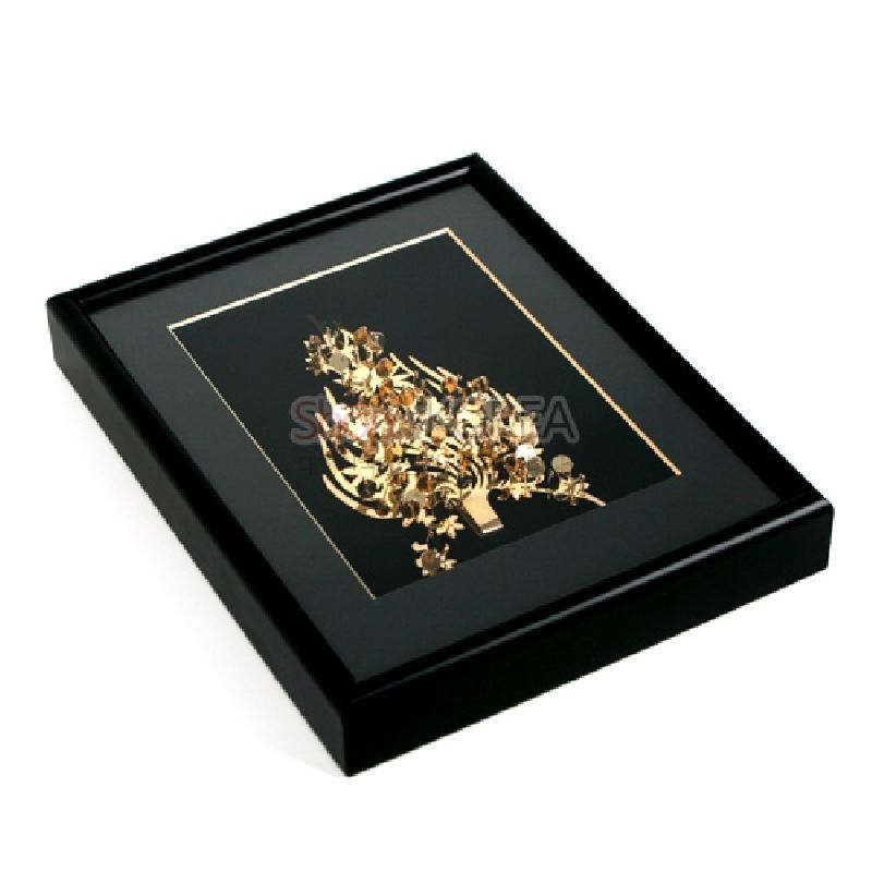 검정 바탕에 금속 재질로 입체 표현된 왕의 금제관식 장식을 담은 액자형 공예품. 검정 바탕에 금속 재질로 입체 표현된 왕의 금제관식 장식을 담은 액자형 공예품.