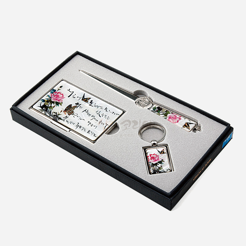 자개 느낌의 광택 있는 금속 소재에 핑크 모란과 나비 문양, 한글 서체 장식을 더한 명함집·책갈피·열쇠고리 세트.